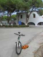 Kurze Rast vor dem ehemaligen italienischen Gouverneurspalast