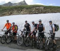 Achim Runde (v.l.), Franz Zeiser, Thomas Baar, Christian Donnermeyer, Jörg Misch und Jürgen Leeker grüßen während ihrer Alpencross-Tour aus 2630 Meter Höhe.